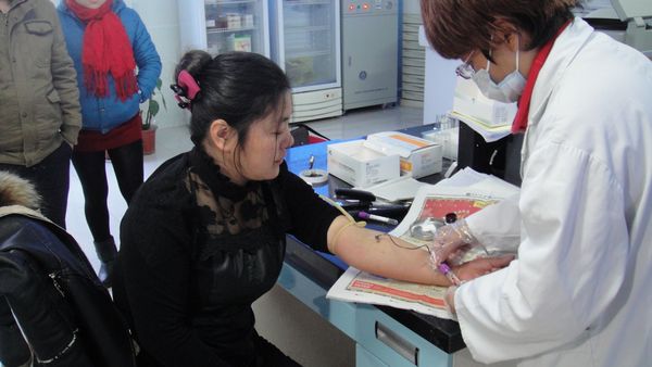志愿者王雪芳在采集血样 (修改).jpg
