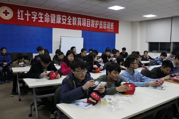为学生们发放教材和急救包(600).jpg