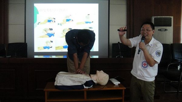 培训人员在做CPR操作3.JPG