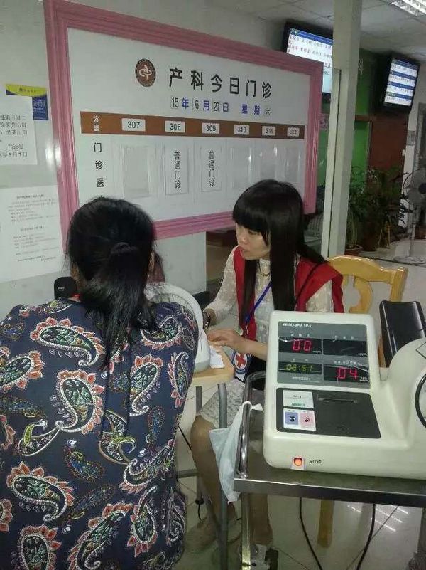 指导病员量血压2.jpg