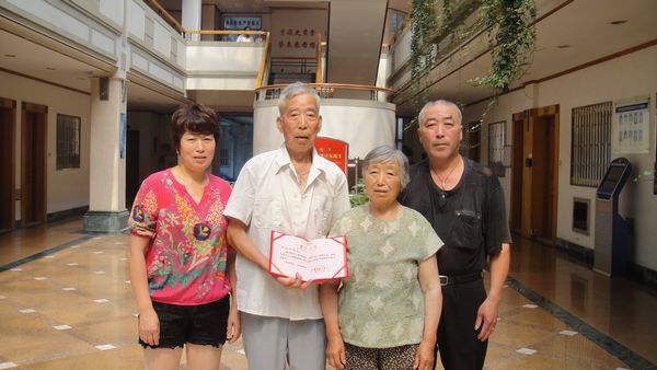 吴祖根与家人喜获捐献荣誉证书(600).jpg