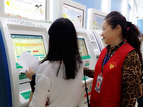 常熟市二院红十字志愿者导医服务常态化.jpg