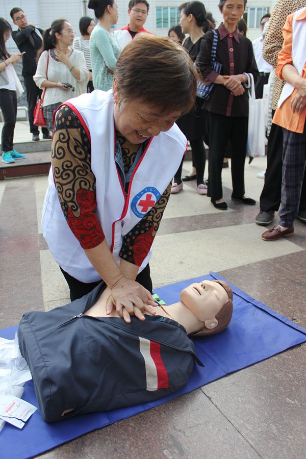 社区火灾疏散演练 防患于未然保安全.jpg