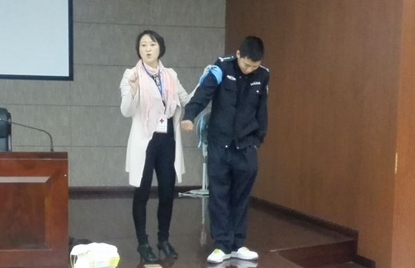 吴江区红十字会为全区辅警开展救护培训.jpg