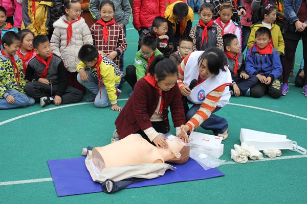 城厢镇一小开展防震疏散和救护技能演练活动.jpg