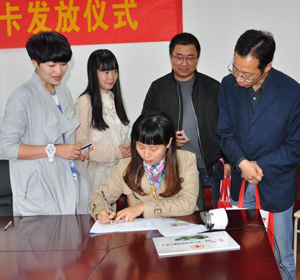 29名志愿者获赠旅游年卡.jpg