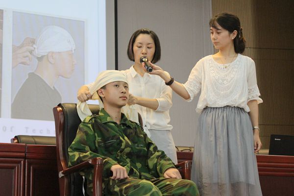 太仓高级中学新生军训急救培训.jpg