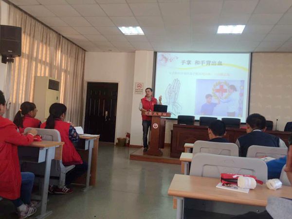 传播急救知识 展示社团风采.jpg