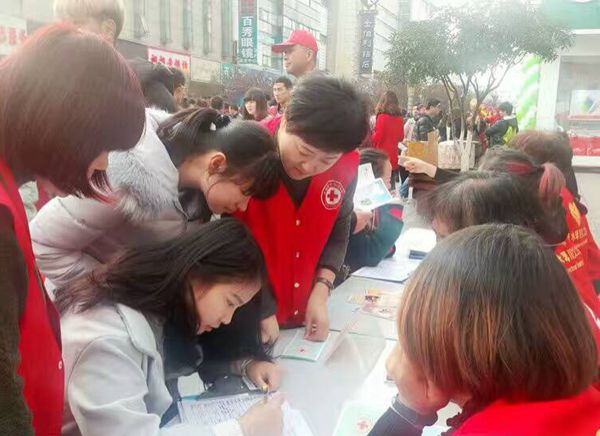 钟倩在指导市民填表2_副本.jpg